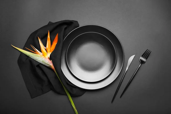 Egyszerű Asztali Beállítás Madár Paradicsom Virág Sötét Háttér — Stock Fotó