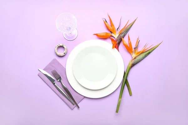 Einfache Tischdekoration Mit Paradiesvogel Blumen Auf Violettem Hintergrund — Stockfoto