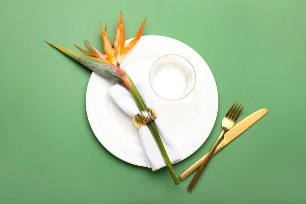 Einfache Tischdekoration Mit Paradiesvogel Blume Auf Grünem Hintergrund — Stockfoto