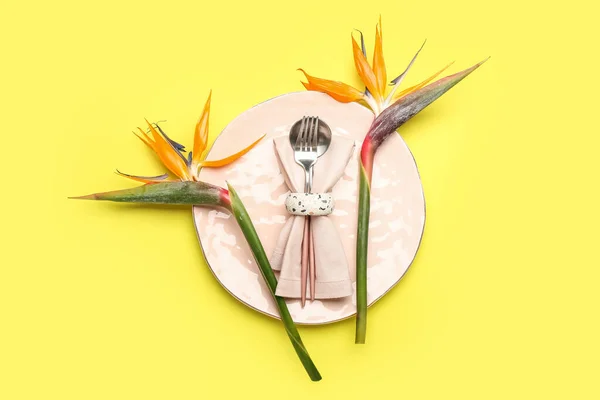 Simple Table Setting Bird Paradise Flowers Yellow Background — Stock Photo, Image