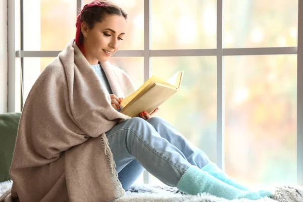 Ekose Kumaşlı Güzel Bir Kadın Evde Pencere Eşiğinde Kitap Okuyor — Stok fotoğraf