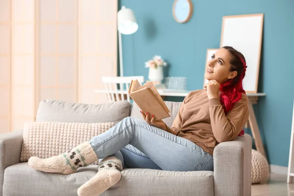 Träumende Schöne Frau Mit Buch Auf Sofa Hause — Stockfoto