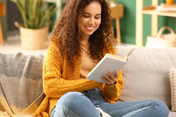 Νεαρή Αφρο Αμερικανίδα Γυναίκα Κίτρινη Ζακέτα Διαβάζει Βιβλίο Στον Καναπέ — Φωτογραφία Αρχείου