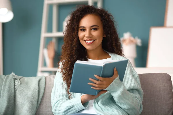 Young African American Woman Blue Cardigan Book Sitting Sofa Home — Stock Photo, Image