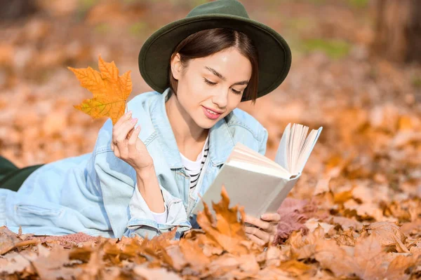 Retrato Mulher Bonita Com Folha Outono Livro Leitura Parque — Fotografia de Stock