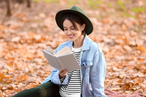 Jovem Bela Mulher Ler Livro Parque Outono — Fotografia de Stock