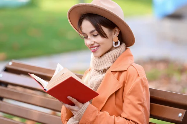 Güzel Bir Kadın Açık Havada Ahşap Bankta Kitap Okuyor — Stok fotoğraf