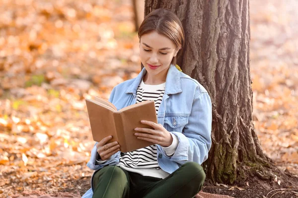 Mulher Bonita Leitura Livro Perto Árvore Parque Outono — Fotografia de Stock