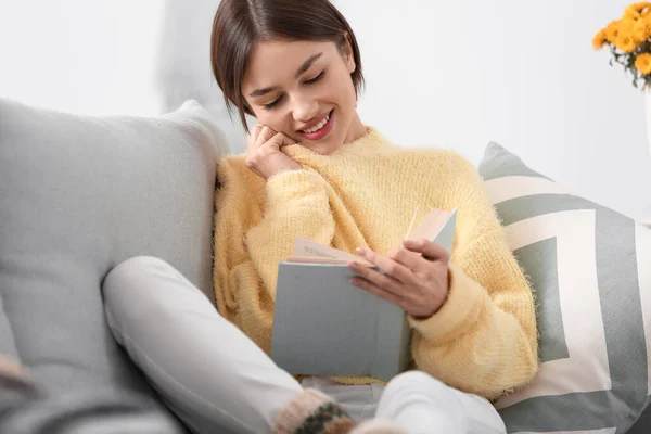 Beautiful Young Woman Reading Book Sofa Home — Stock Photo, Image
