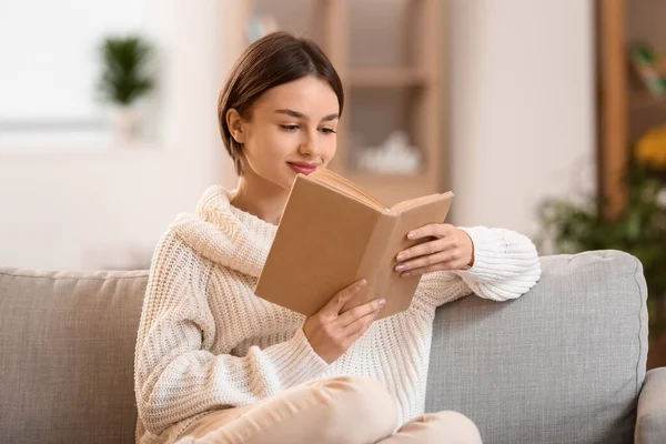 Красивая Молодая Женщина Читает Книгу Диване Дома — стоковое фото