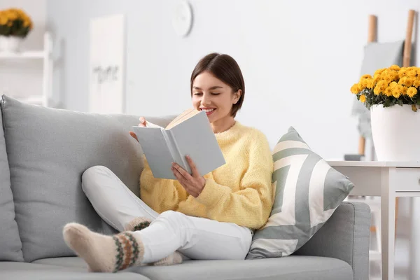 Beautiful Young Woman Reading Book Sofa Home — Stock Photo, Image