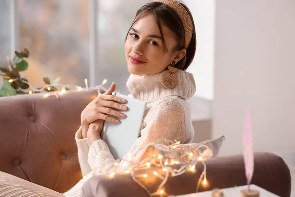 Mulher Bonita Com Livro Sofá Casa — Fotografia de Stock