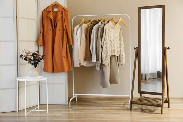 Rack Met Kleding Vaas Met Herfst Takken Kamer — Stockfoto