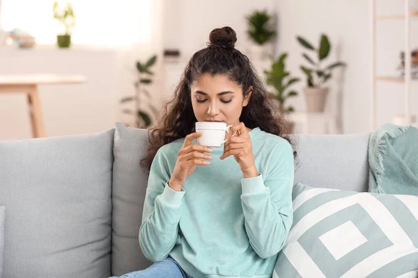 Hermosa Mujer Bebiendo Casa — Foto de Stock