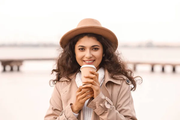 Mooie Vrouw Die Buiten Thee Drinkt — Stockfoto