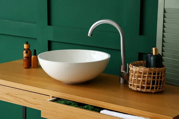 Tisch Mit Waschbecken Und Kosmetikflaschen Der Nähe Der Grünen Wand — Stockfoto
