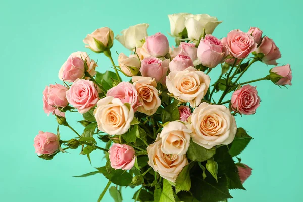 Ramo Hermosas Rosas Pequeñas Sobre Fondo Verde — Foto de Stock