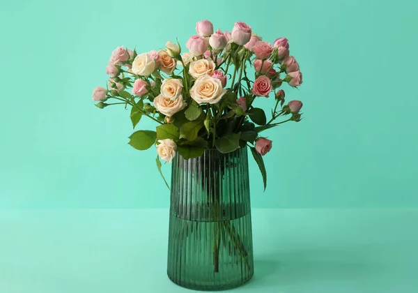 Stijlvolle Vaas Met Boeket Van Mooie Kleine Rozen Groene Achtergrond — Stockfoto