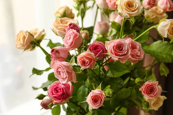 Ramo Hermosas Rosas Sala Luz Primer Plano —  Fotos de Stock
