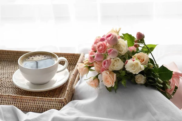 柔らかいベッドの上でコーヒーと美しいバラの花束でトレイ — ストック写真