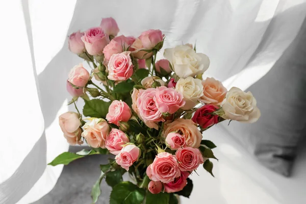Bouquet Small Blooming Roses Light Background — Stock Photo, Image