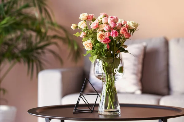 部屋のテーブルの上に美しいバラの花瓶 — ストック写真