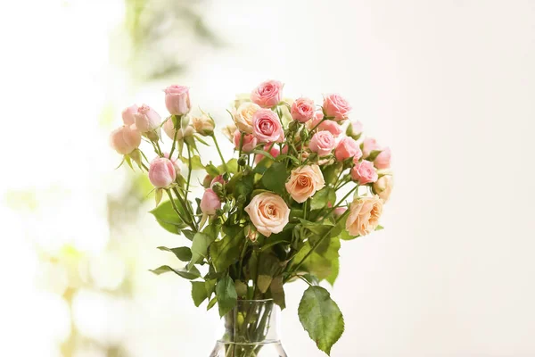 Ramo Hermosas Rosas Pequeñas Sobre Fondo Claro —  Fotos de Stock
