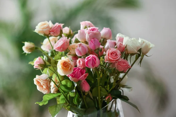 Jarrón Con Hermosas Rosas Habitación — Foto de Stock