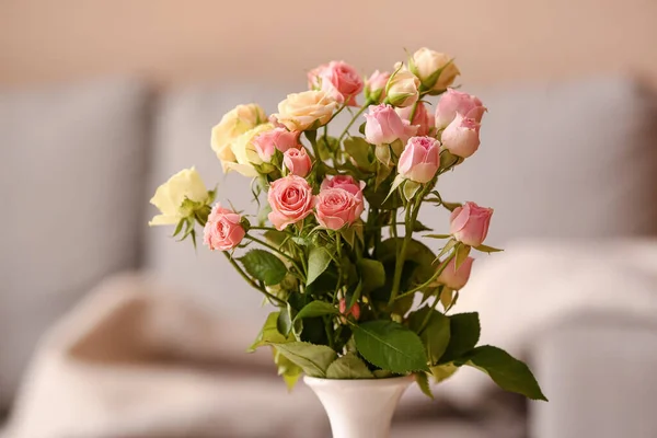 Vase Small Beautiful Roses Room Closeup — Stock Photo, Image