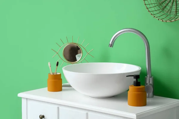 Meja Putih Dengan Wastafel Sikat Gigi Dan Sabun Dekat Dinding — Stok Foto