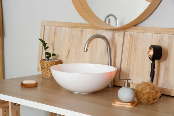 Mesa Con Lavabo Jabón Maceta Lámpara Baño Ligero — Foto de Stock