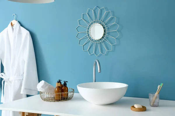 Meja Dengan Wastafel Dan Mandi Persediaan Dekat Dinding Biru — Stok Foto