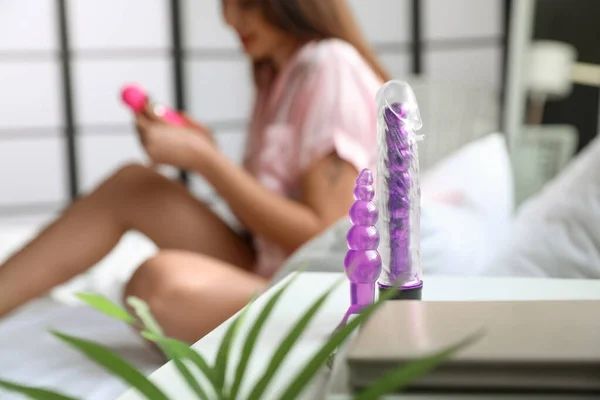 Jucării Sex Shop Masă Dormitorul Unei Femei Tinere — Fotografie, imagine de stoc