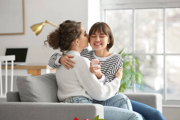 Young Lesbian Woman Proposing Her Girlfriend Home — ストック写真
