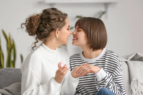 Szczęśliwa Zaręczona Lesbijka Para Domu — Zdjęcie stockowe