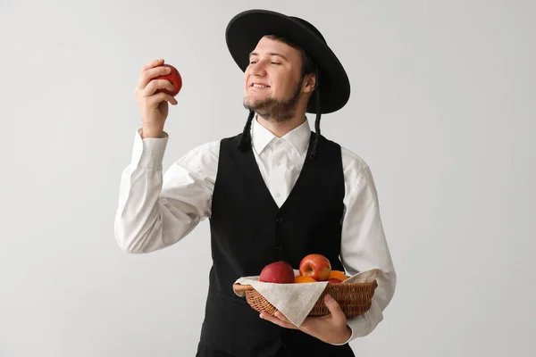 Jonge Joodse Man Met Fruit Mand Grijze Achtergrond — Stockfoto