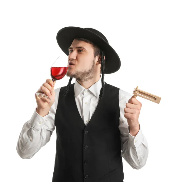 Ung Judisk Man Med Glas Vin Och Gragger För Purim — Stockfoto