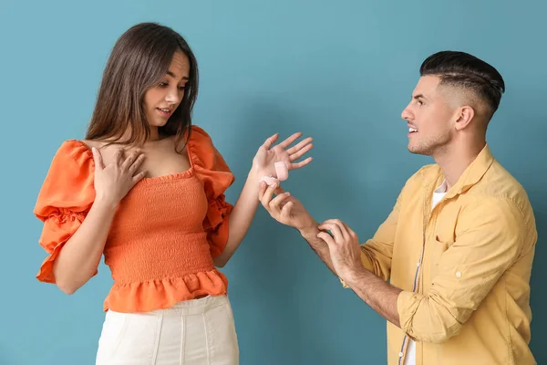 Young Man Proposing His Girlfriend Color Background — Stock Photo, Image
