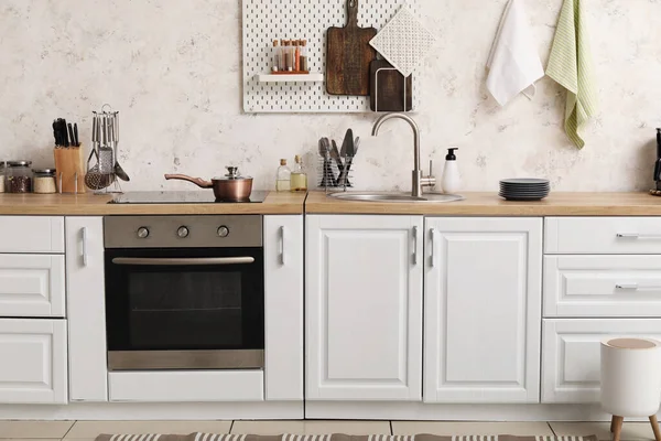 Interior Cocina Moderna Con Mostradores Blancos Fregadero Plata Horno — Foto de Stock