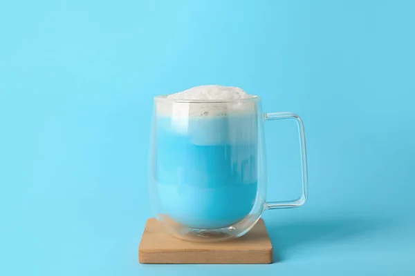 Glasschale Mit Blauem Matcha Latte Auf Farbigem Hintergrund — Stockfoto