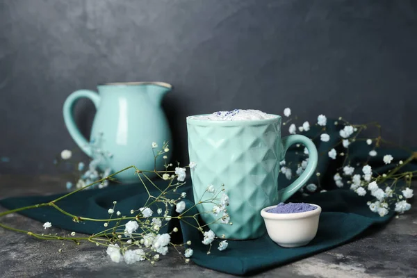 Beker Van Blauwe Matcha Latte Poeder Bloemen Donkere Achtergrond — Stockfoto