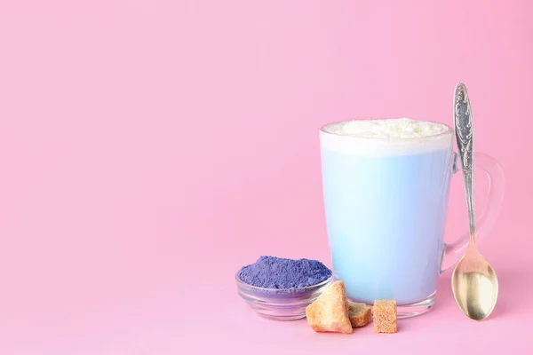 Kupa Ízletes Kék Matcha Latte Por Cukor Rózsaszín Alapon — Stock Fotó