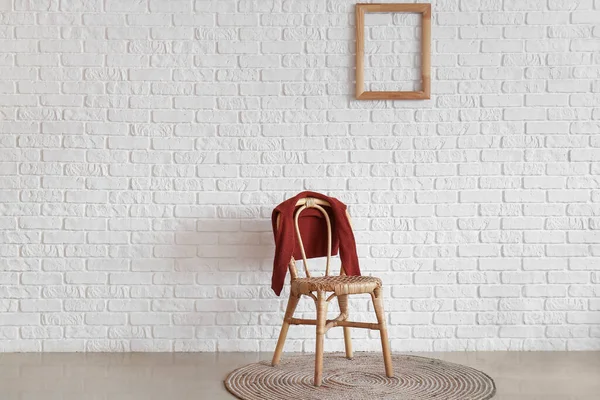 Beyaz Tuğla Duvarın Yanındaki Sandalyede Çocuk Süveteri — Stok fotoğraf