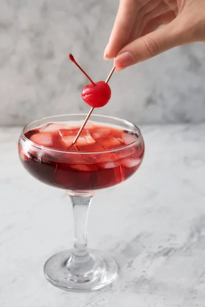 Mulher Com Copo Cocktail Manhattan Gelado Fundo Claro Close — Fotografia de Stock