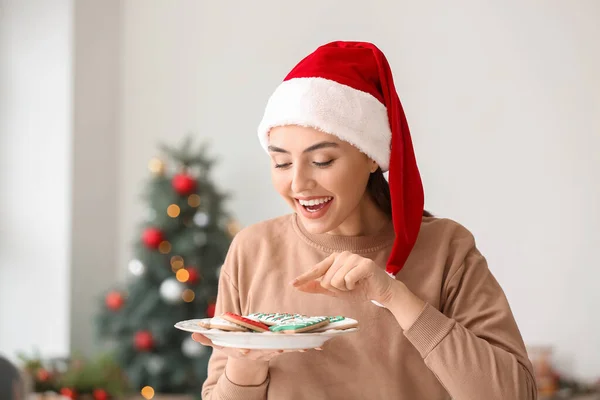 Beautiful Woman Santa Hat Pointing Plate Gingerbread Cookies Home — Stock Photo, Image