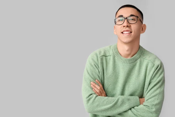 Stilig Ung Asiatisk Man Stickad Tröja Grå Bakgrund — Stockfoto