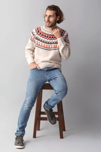 Joven Guapo Jersey Punto Sentado Silla Sobre Fondo Gris — Foto de Stock