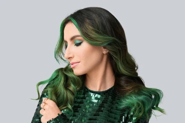 Beautiful Young Woman Unusual Green Hair Grey Background — Fotografia de Stock