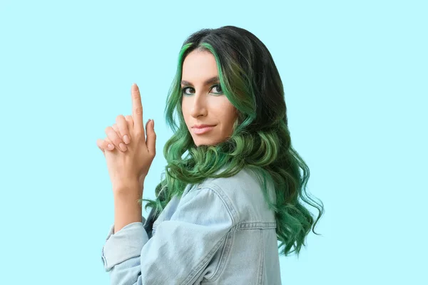 Piękna Młoda Kobieta Niezwykłymi Zielonymi Włosami Pokazując Pistolet Ręczny Gest — Zdjęcie stockowe
