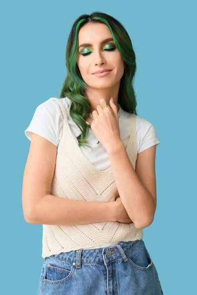 Schöne Junge Frau Mit Ungewöhnlichen Grünen Haaren Auf Farbigem Hintergrund — Stockfoto